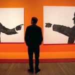 Sobre estas líneas, «El castigo», de Rafael Canogar. Arriba, «Valentine», de Evelyne Axell. A la izda., «John F. Kennedy» y «Nikita Krusciov», de Sergio Lombardo