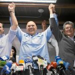 Los dirigentes opositores Jesús Torrealba (centro), Julio Borges (iqda.) y Henry Ramos (dcha.), tras una rueda de prensa, ayer, en Caracas