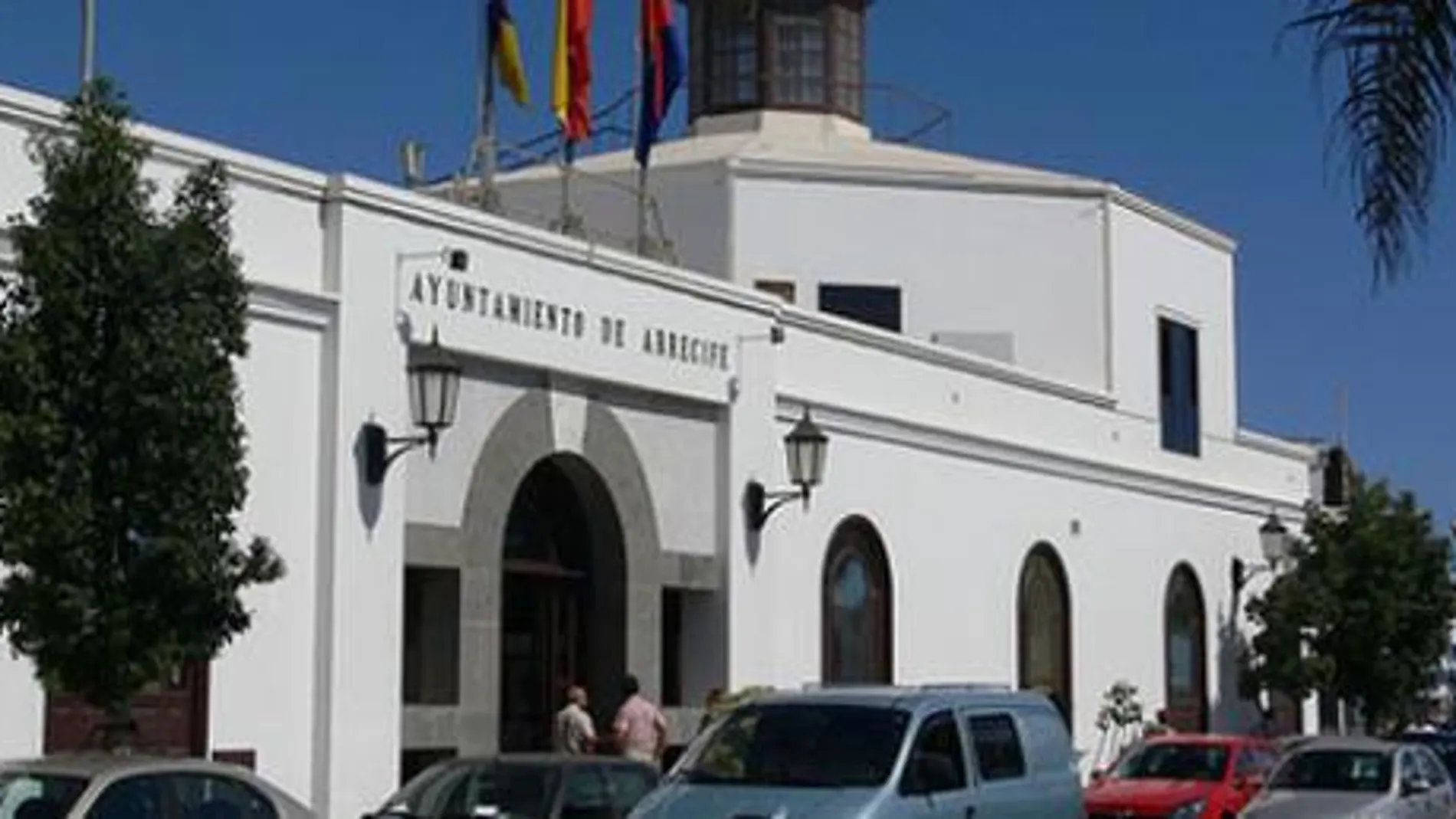 Diez detenidos tras el registro en el Ayuntamiento de Arrecife