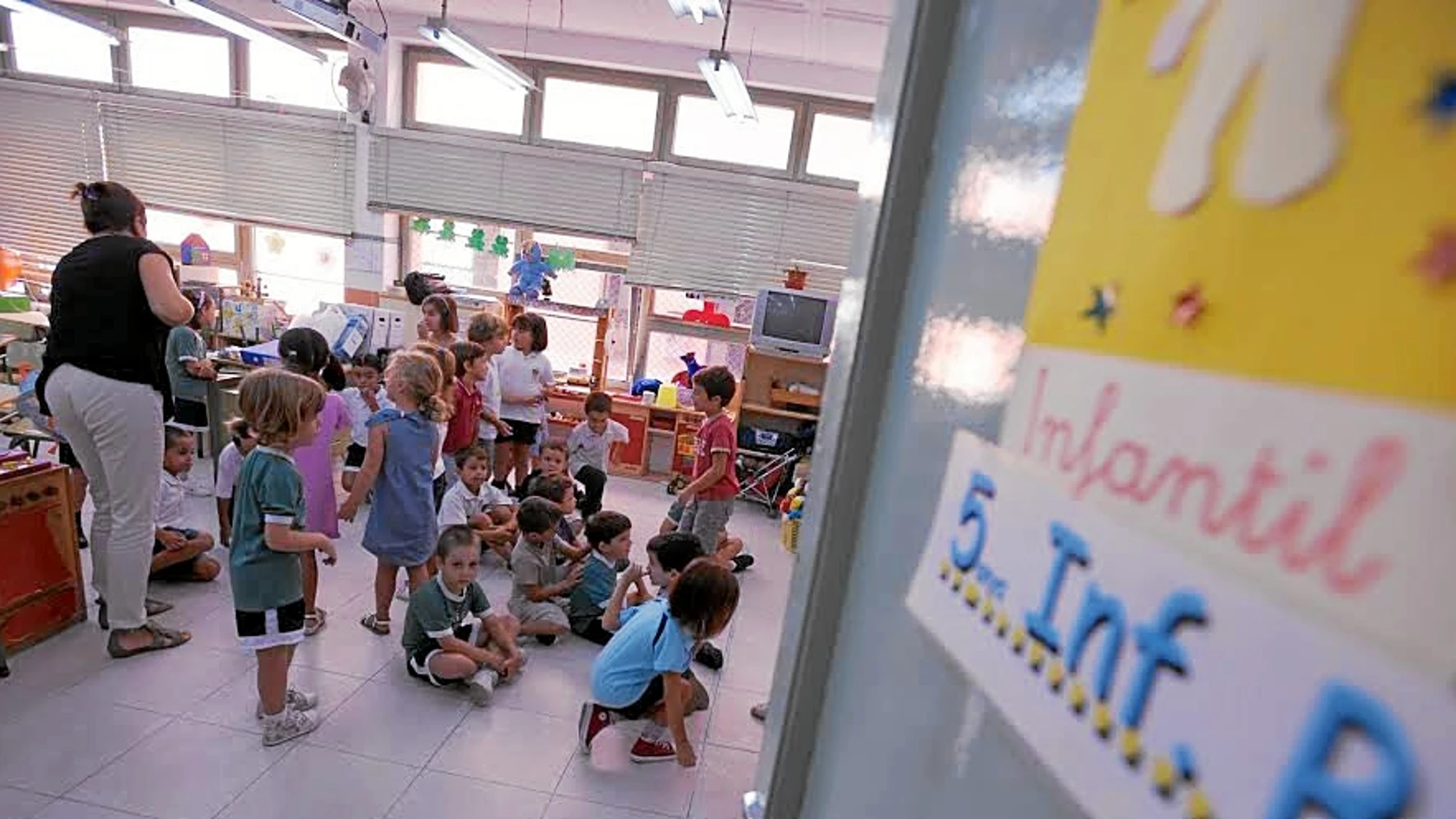 Alumnos de educación infantil jugando en una de las aulas del colegio