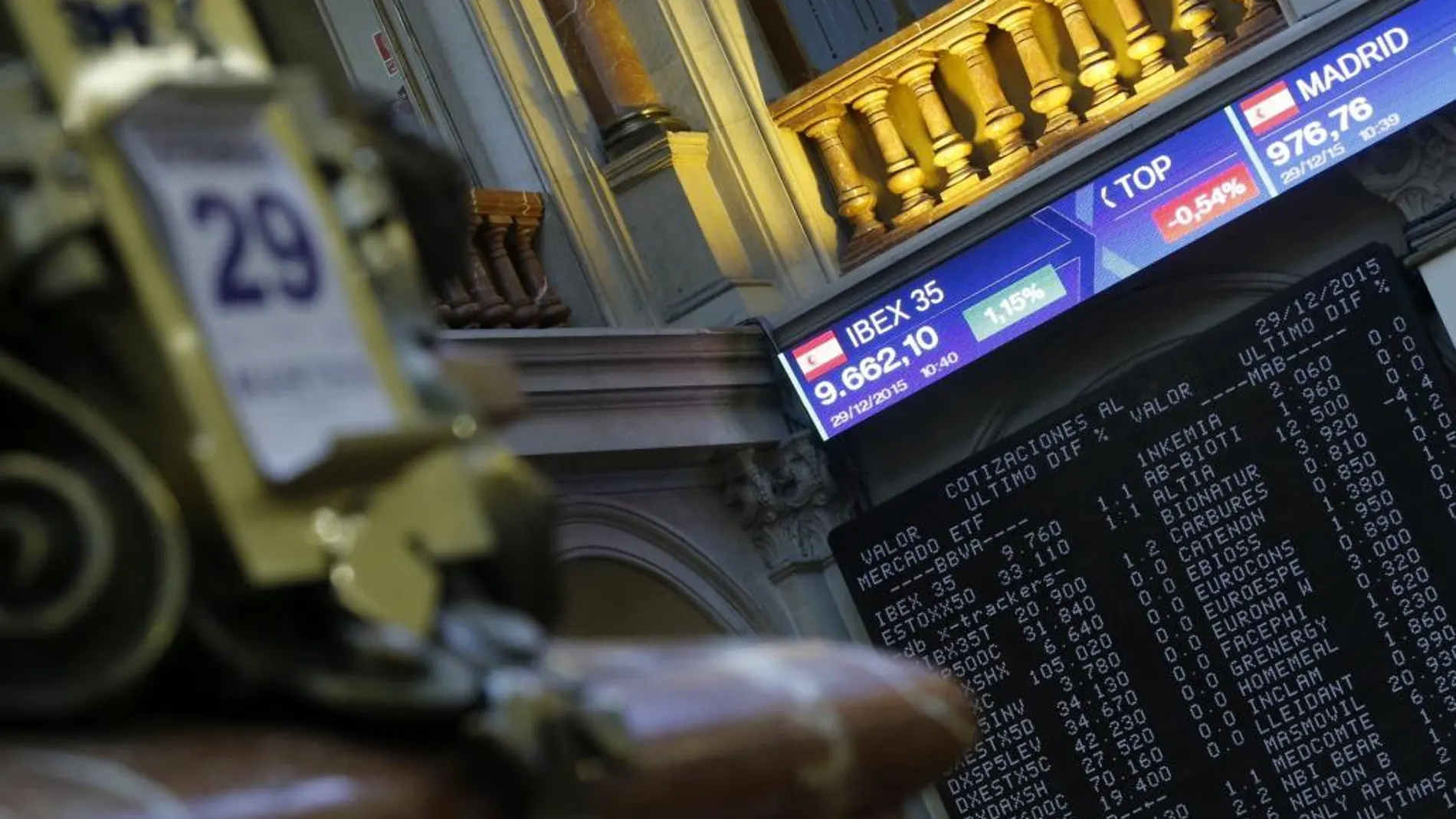Panel del Ibex 35 en la Bolsa de Madrid, hoy, 29 de diciembre.