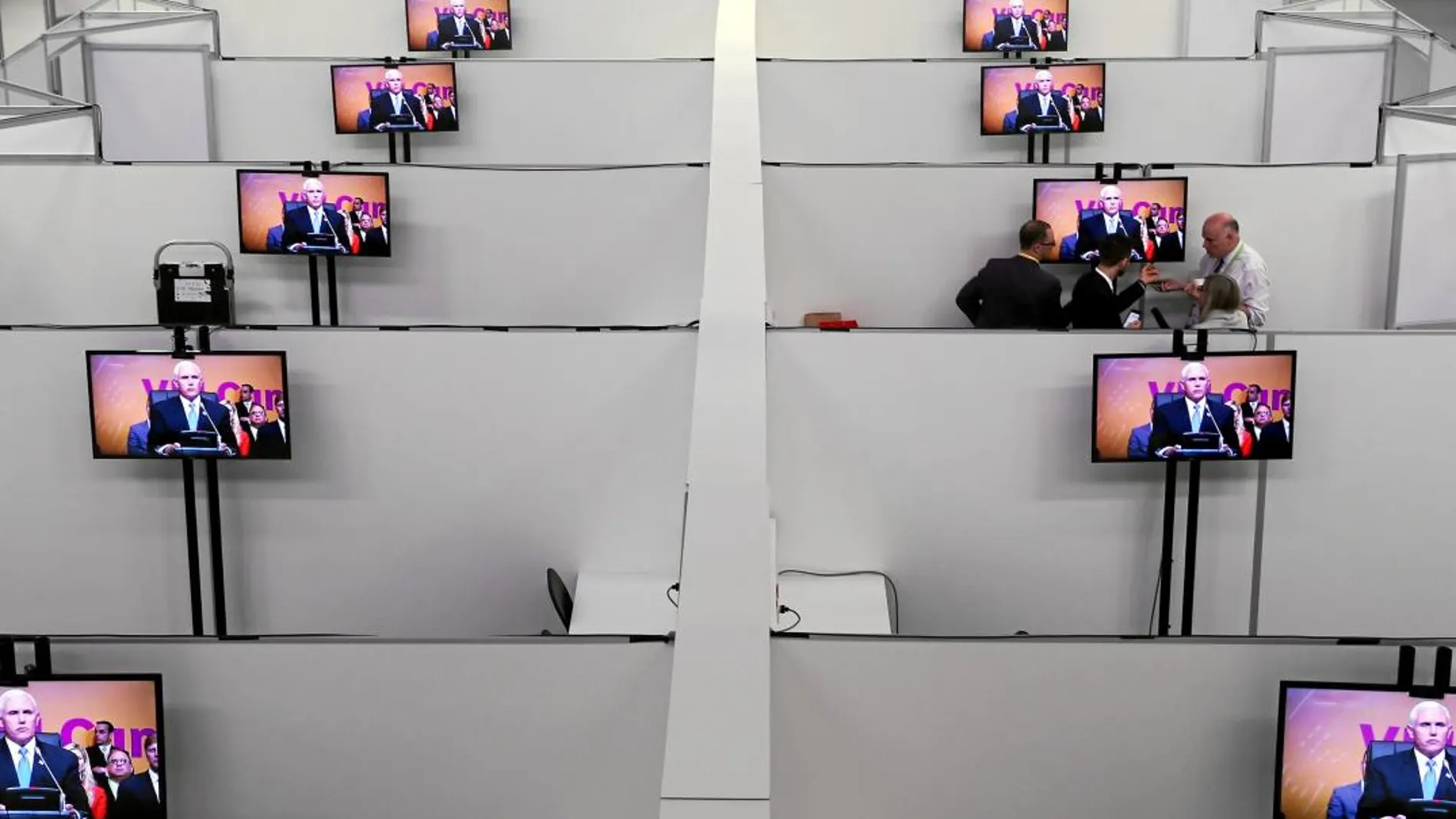 Mike Pence, vicepresidente de Estados Unidos, protagonista en todas las pantallas del centro de Prensa durante su alocución