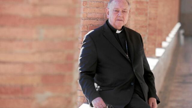 El cardenal reside, desde su renuncia en 2007, en Málaga