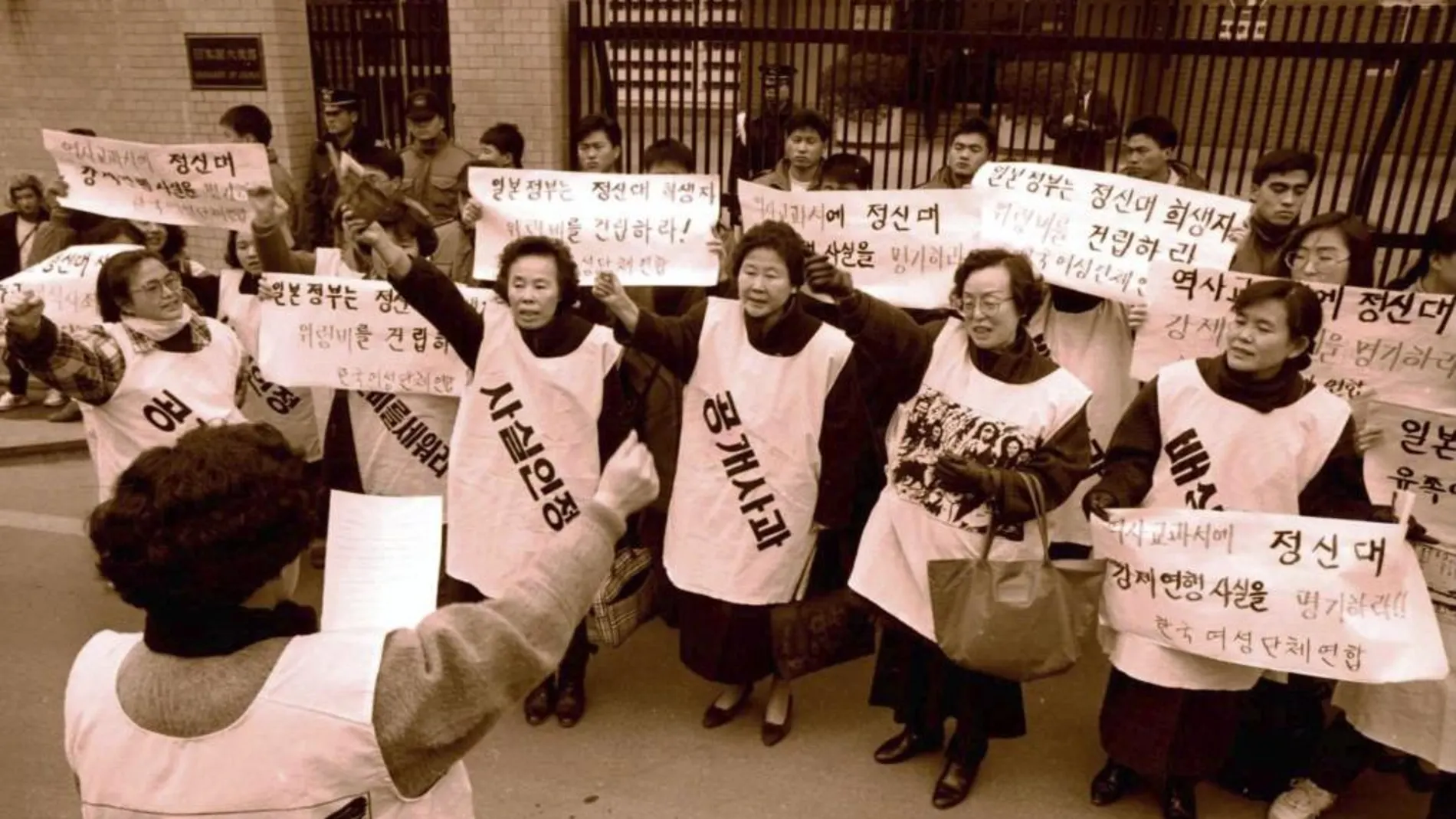 Un grupo de víctimas de la esclavitud sexual nipona durante una protesta ante la embajada japonesa en Seúl (Corea del Sur) el 8 de enero de 1992