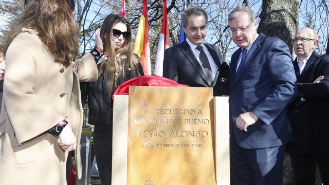 El alcalde de León, Antonio Silván; y el expresidente del Gobierno, José Luis Rodríguez Zapatero, descubren, junto a las sobrinas de José Antonio Alonso, la glorieta en homenaje al político socialista