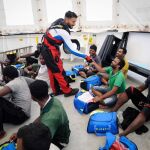 Fotografía cedida por la ONG SOS Mediterránée hoy, 13 de agosto del 2018, muestra a varios inmigrantes rescatados abordo del barco de rescate Aquarius.