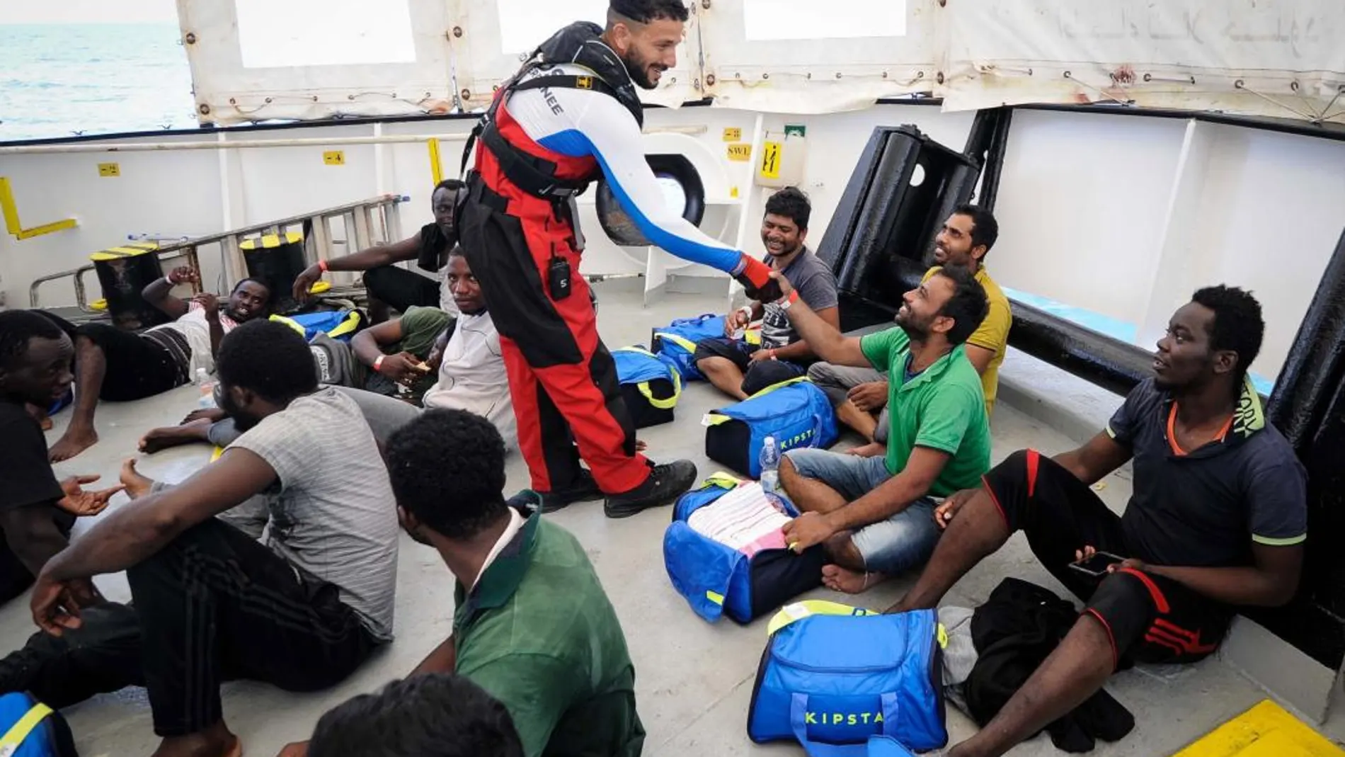 Fotografía cedida por la ONG SOS Mediterránée hoy, 13 de agosto del 2018, muestra a varios inmigrantes rescatados abordo del barco de rescate Aquarius.