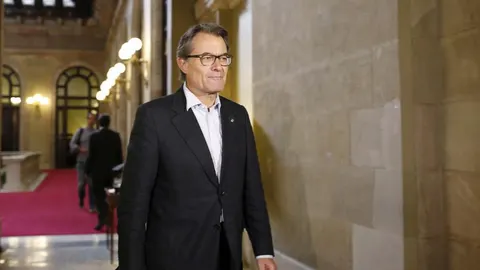El presidente de la Generalitat en funciones, Artur Mas, llega a la reunión celebrada en el Parlament de los diputados electos de Junts pel Sí, el pasado día 8