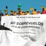 Los vecinos provocaron retenciones en la A-1 y lanzaron globos a 300 metros para que los vieran los pilotos