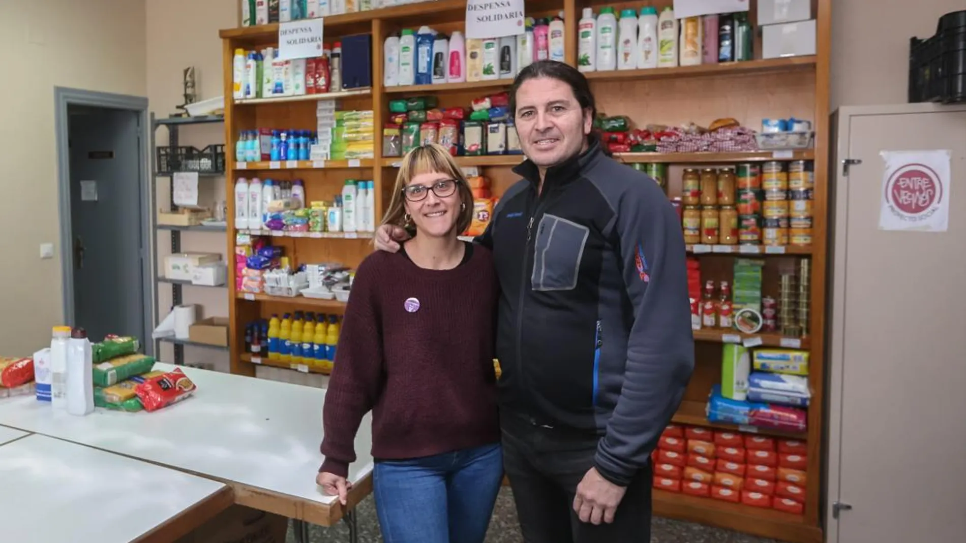 José Andrés Herranz, uno de los promotores del proyecto Entrevecinos, junto a Irene Cordovilla, educadora social, en el economato solidario en la sede con la que cuentan en el Barrio España de Valladolid