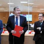 Antonio Silván atiende a la prensa en las instalaciones del 112 en Valladolid junto a Pablo Trillo y Fernando Salguero