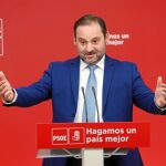 El secretario de Organización del PSOE, José Luis Ábalo, en la rueda de prensa de ayer tras conocer la resolución de la magistrada de Valencia