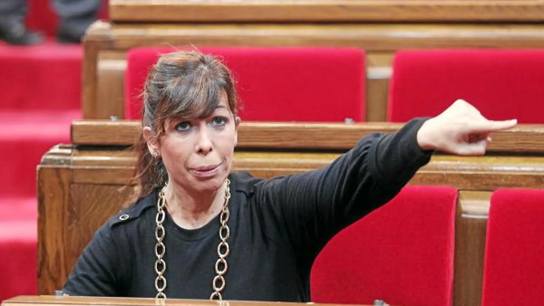 La presidenta del PP quiere llevar el contrato de inmigración al Parlament