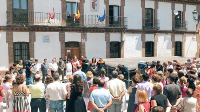 Los vecinos de Chozas de Canales guardaron ayer un minuto de silencio por la mujer asesinada