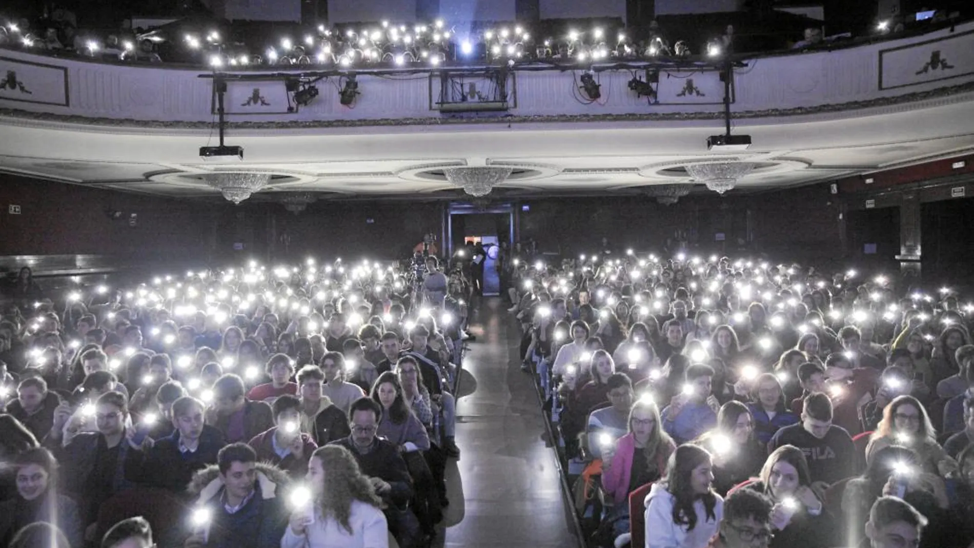 Más de 800 bachilleres asistieron y participaron activamente en un teatro de Madrid en una jornada en la que se abordó el futuro profesional que les espera