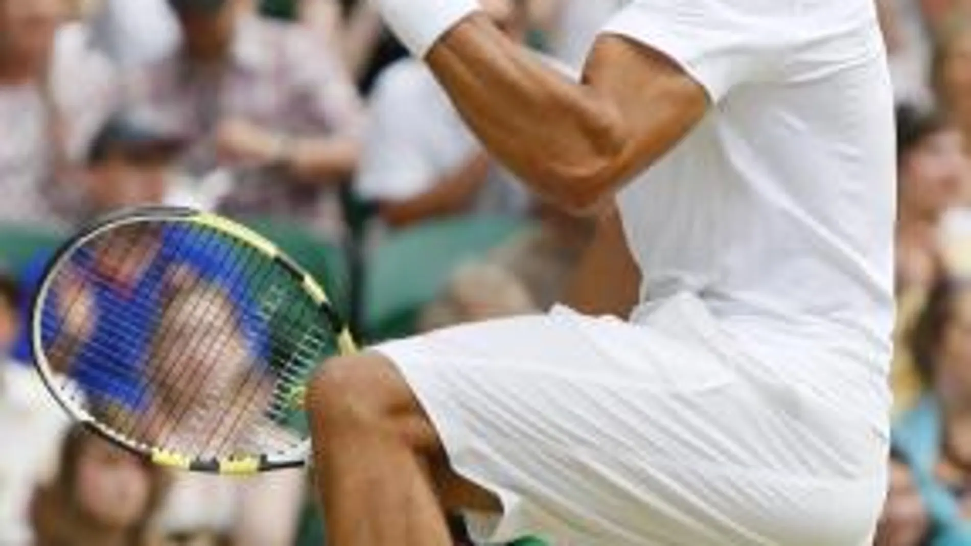 Nadal celebra sobre la central del All England Tennis Club la victoria ante el alemán que le sirvió para alcanzar los octavos de final