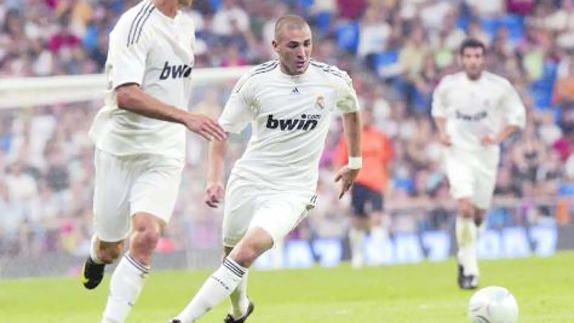 Cristiano Ronaldo y Benzema se estrenaron como madridistas ante el público del Bernabéu