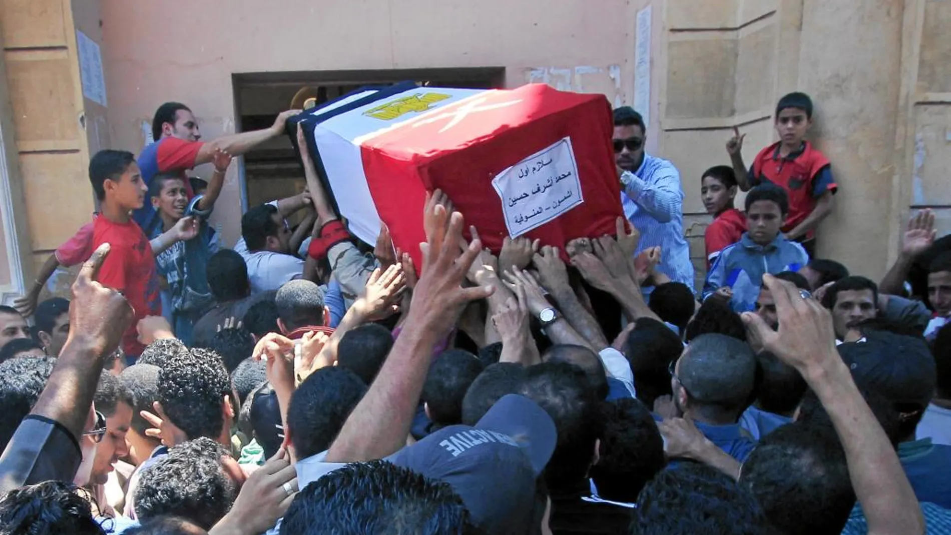 Funeral de una de las víctimas del ataque del Estado Islámico en la península del Sinaí