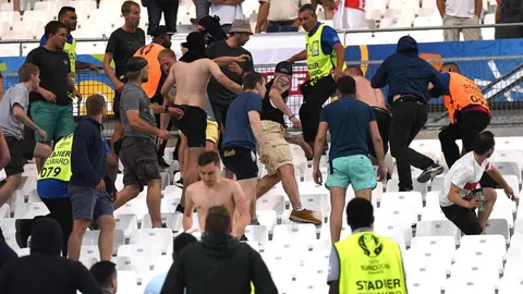 Enfrentamiento entre hinchas rusos e ingleses.