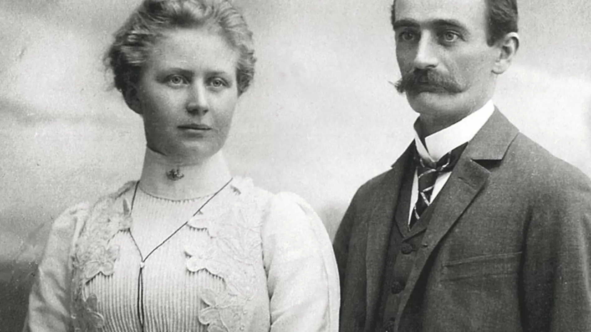 Elizabeth (1880-1966) y Friedrich Trump (1869-1918), en un retrato de época. Abajo a la izquierda, imagen de un hospital combatiendo la gripe española