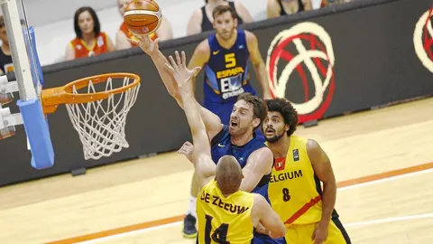Pau Gasol, que sólo jugó 9:19, anotó con este gancho su única canasta en juego ante los belgas