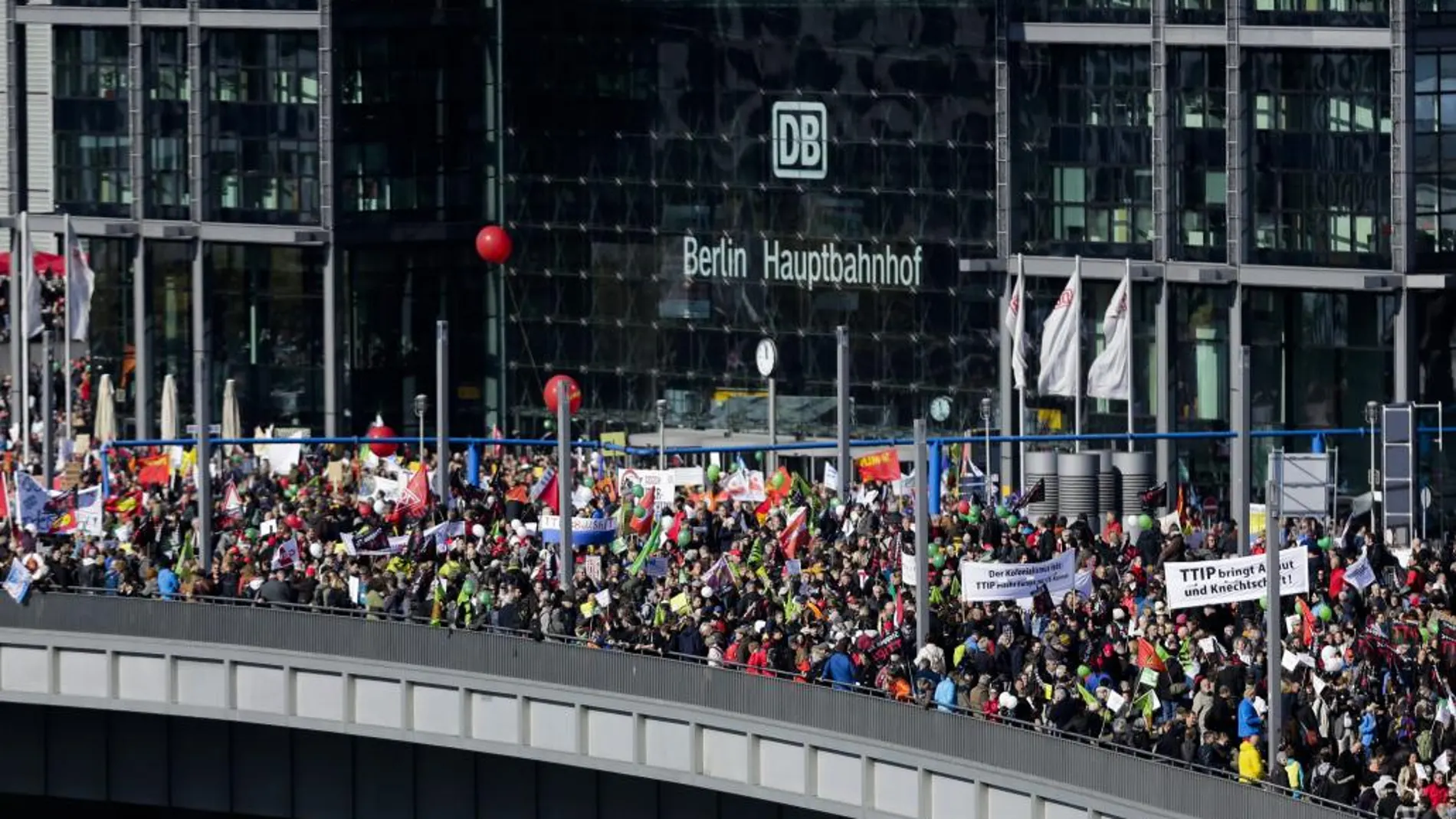 La marcha partió de la estación central de Berlín y recorrió las calles principales de la capital alemana hasta la Columna de la Victori