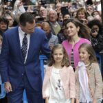 Los Reyes, sus hijas y Doña Sofía asisten en Palma a la misa de Pascua