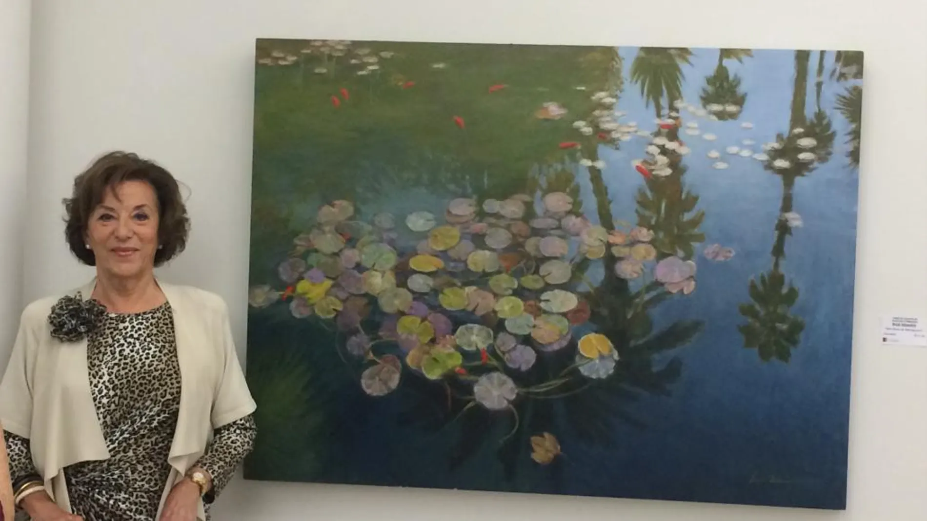 La pintora Irene Iribarren, posando junto a su obra premiada «Estanque de nenúfares en Marraquech» luciendo el Diploma acreditativo