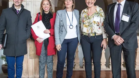 Milagros Marcos clausura la Asamblea General de Vitartis, junto al rector de la USAL, Ricardo Rivero, la vicerrectora Susana Pérez, la nueva presidenta de Vitartis, Beatriz Escudero y el ya expresidente, Félix Moracho