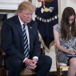 El presidente de EE. UU., Donald J. Trump (i), durante una sesión de escucha con estudiantes y profesores de secundaria, en el comedor estatal de la Casa Blanca, en Washington (EE.UU.)