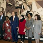 El presidente del Gobierno, Mariano Rajoy (2i), junto al secretario general de la ONU, Ban Ki-moon, posan con miembros de organizaciones de Mujeres, antes de asistir a la sesión del Consejo de Seguridad de Naciones Unidas