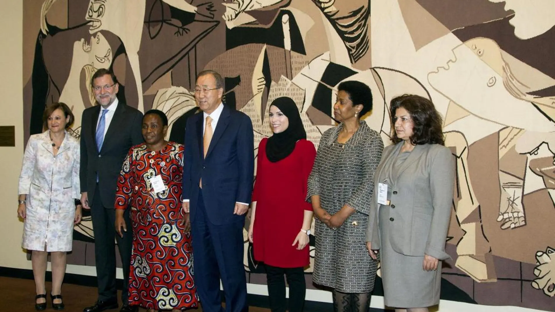 El presidente del Gobierno, Mariano Rajoy (2i), junto al secretario general de la ONU, Ban Ki-moon, posan con miembros de organizaciones de Mujeres, antes de asistir a la sesión del Consejo de Seguridad de Naciones Unidas