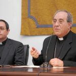 El arzobispo, Juan José Asenjo, ayer junto al vicario general de la diócesis, Teodoro León, en la presentación del nuevo obispo auxiliar