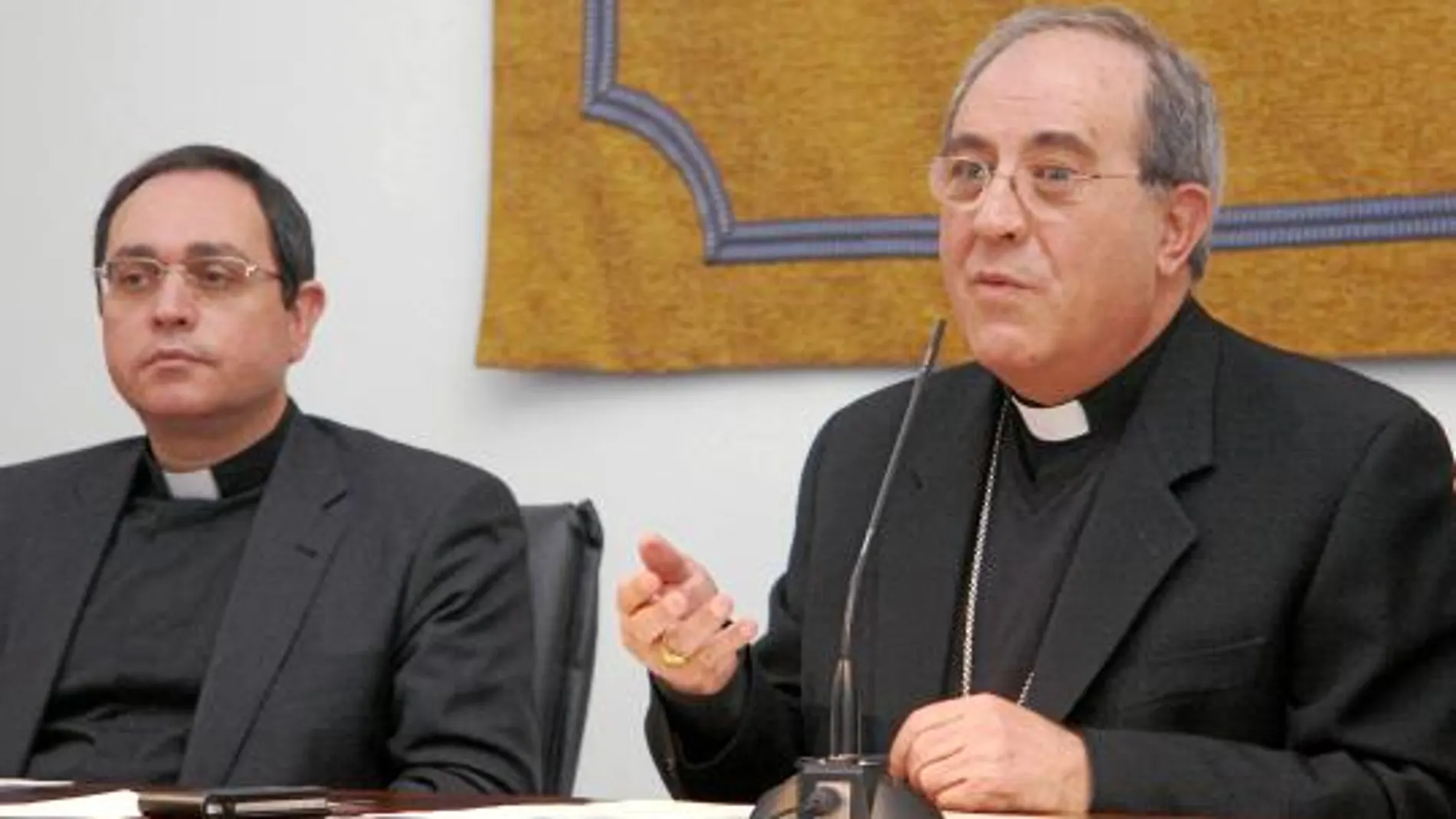 El arzobispo, Juan José Asenjo, ayer junto al vicario general de la diócesis, Teodoro León, en la presentación del nuevo obispo auxiliar