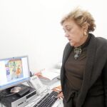 La responsable de la galería en Madrid de Fernando Pradilla, Marielo Góngora, mostraba ayer la imagen de una de las obras robadas