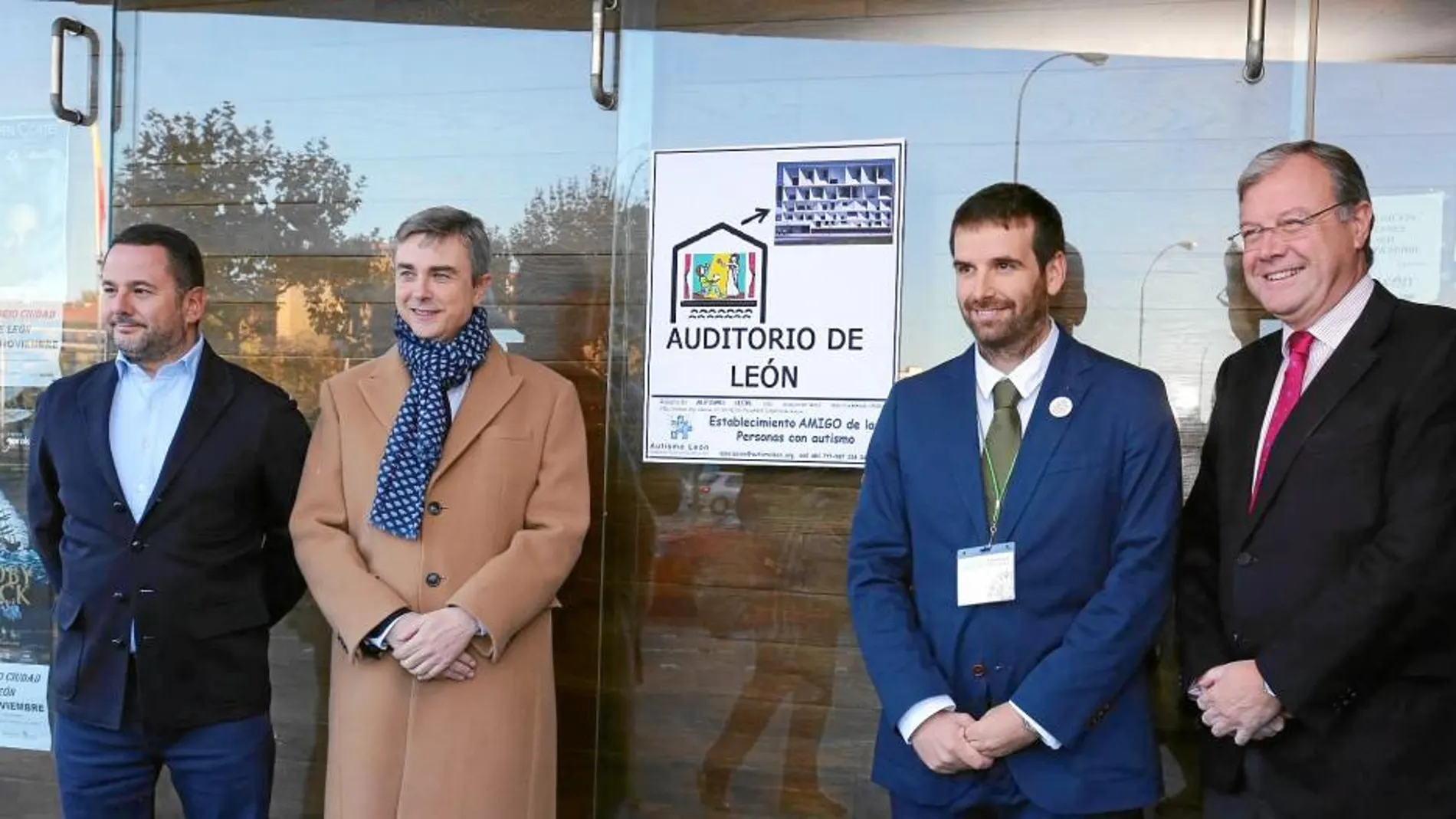 Antonio Silván junto a Marcos Zamora y otras autoridades en el Auditorio de León, primer edificio público de la ciudad que contará con un pictograma sensorial