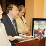 Antonio Rodrigo Torrijos y Francisco Fernández escoltaron al alcalde al presentar el punto de información municipal sobre el metro