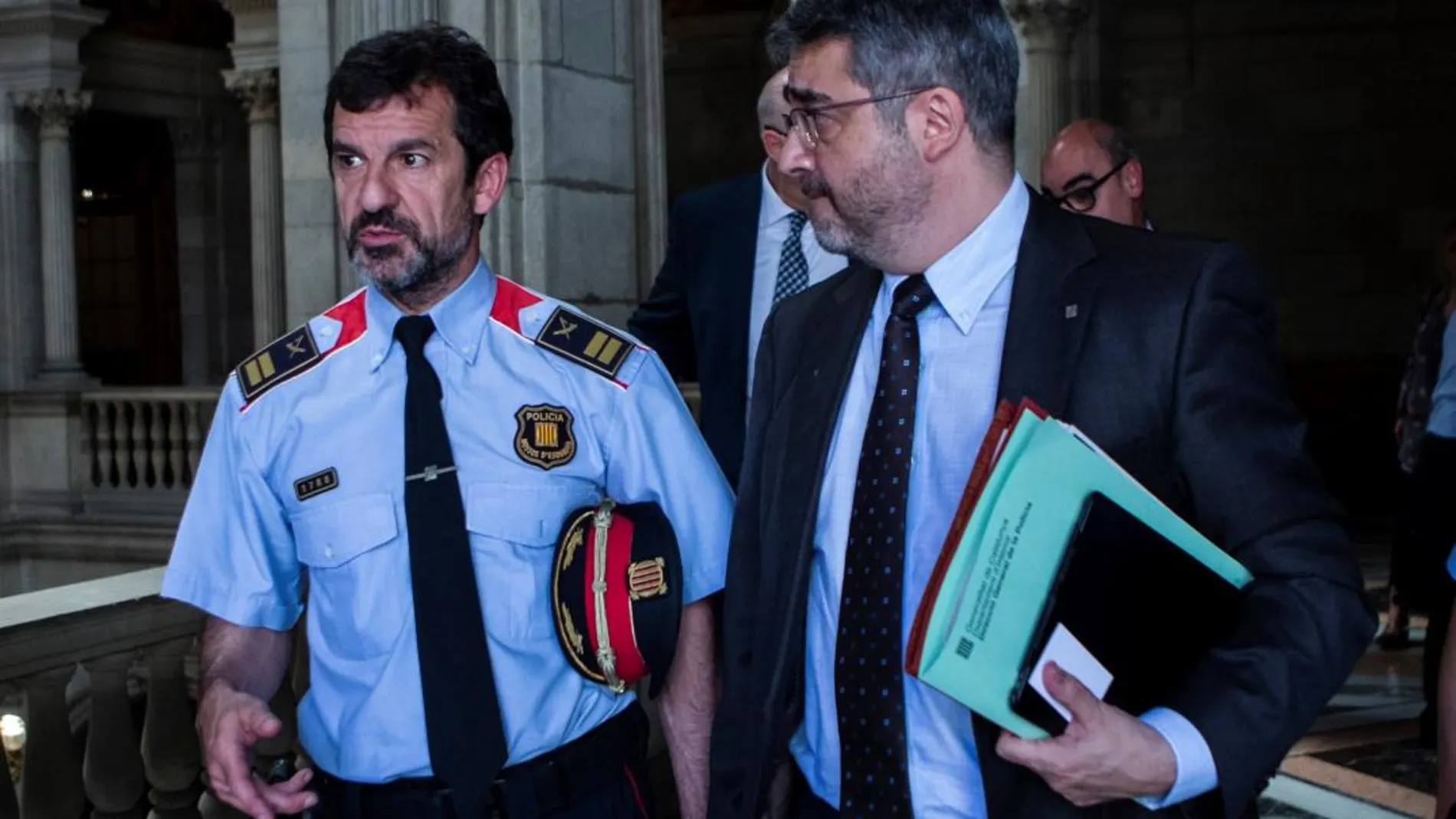 Ferran López, en la izquierda de la imagen, ha renunciado a ser responsable de los Mossos
