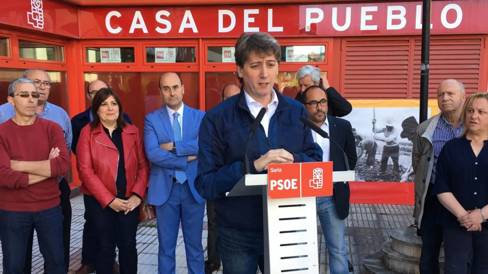 El alcalde de Soria, Carlos Martínez, se dirige a los militantes socialistas