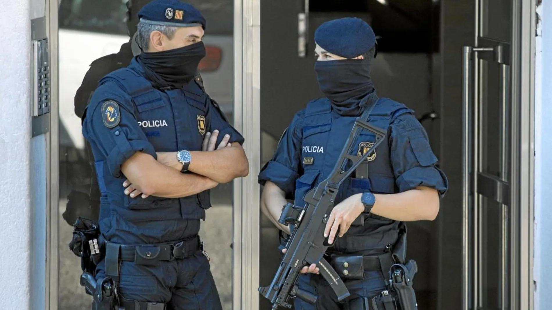 Agentes de los Mossos d’Esquadra en la puerta de la comisaría de Cornellà de Llobregat donde se produjo el asalto frustrado del modelo de financiación autonómica.