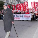 Un anciano encabeza la manifestación por las calles vallisoletana