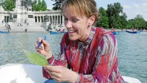 Asa Larsson, en una barca en el Retiro, disfruta sin pensar en los crímenes de sus novelas