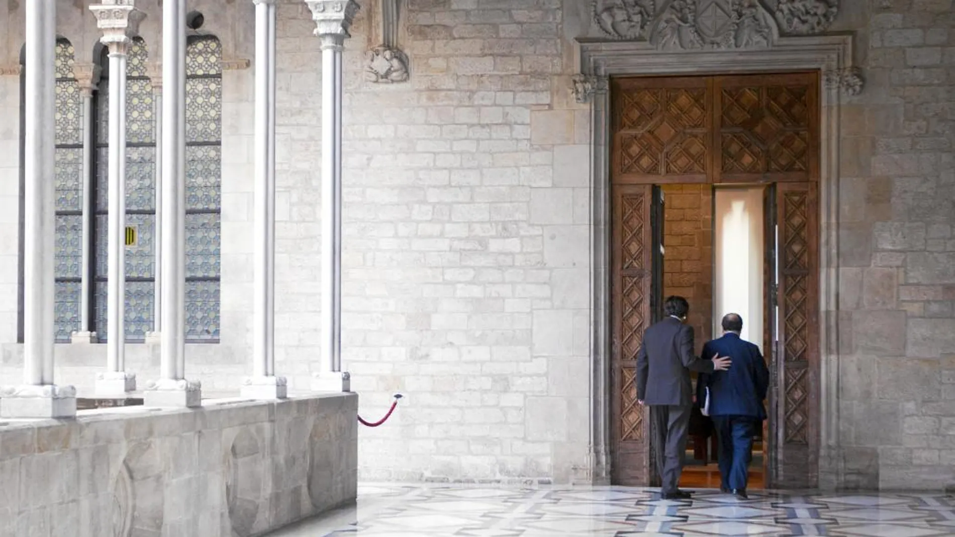Carles Puigdemont acompaña a Miquel Iceta a su despacho del Palau de la Generalitat con quien vio más puntos en común que con Inés Arrimadas