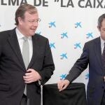 El consejero de Fomento y Medio Ambiente, Antonio Silván y el Director Territorial de La Caixa en Castilla y León y Asturias, Manuel Bilbao, presentan las actuaciones de colaboración