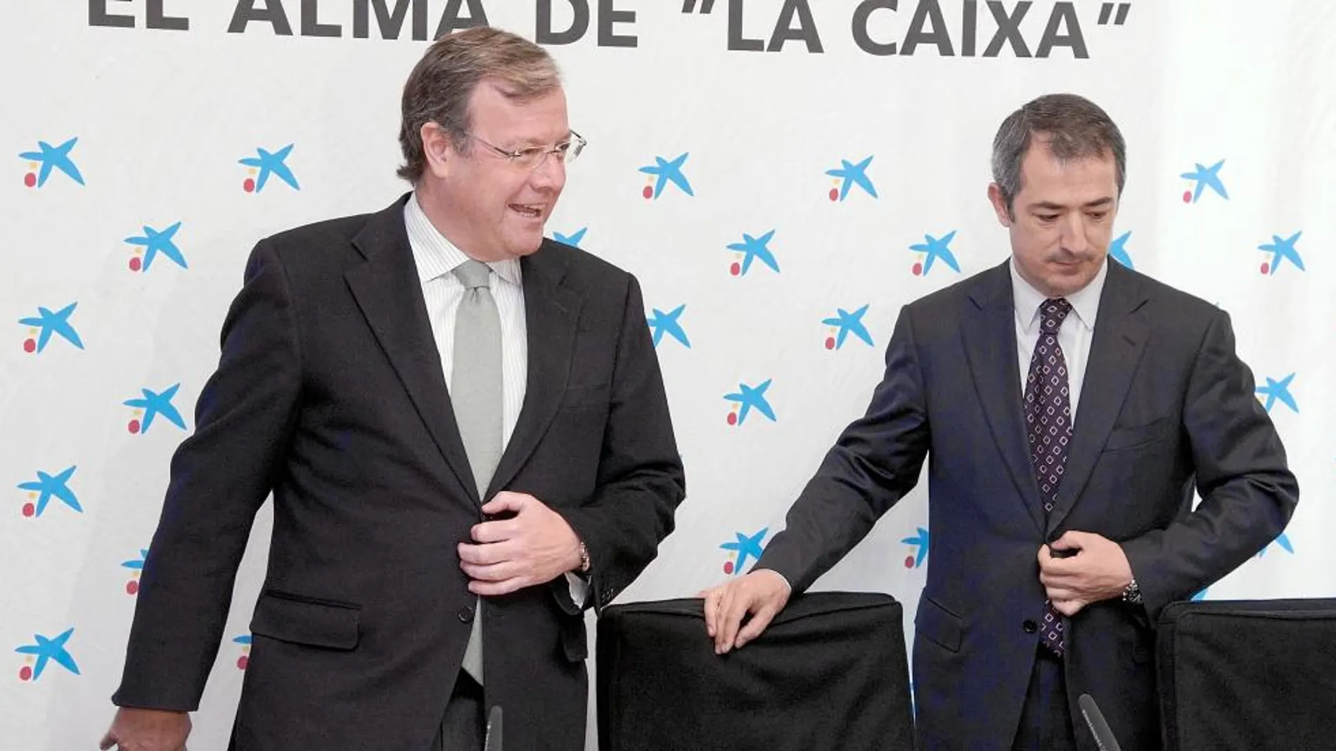 El consejero de Fomento y Medio Ambiente, Antonio Silván y el Director Territorial de La Caixa en Castilla y León y Asturias, Manuel Bilbao, presentan las actuaciones de colaboración