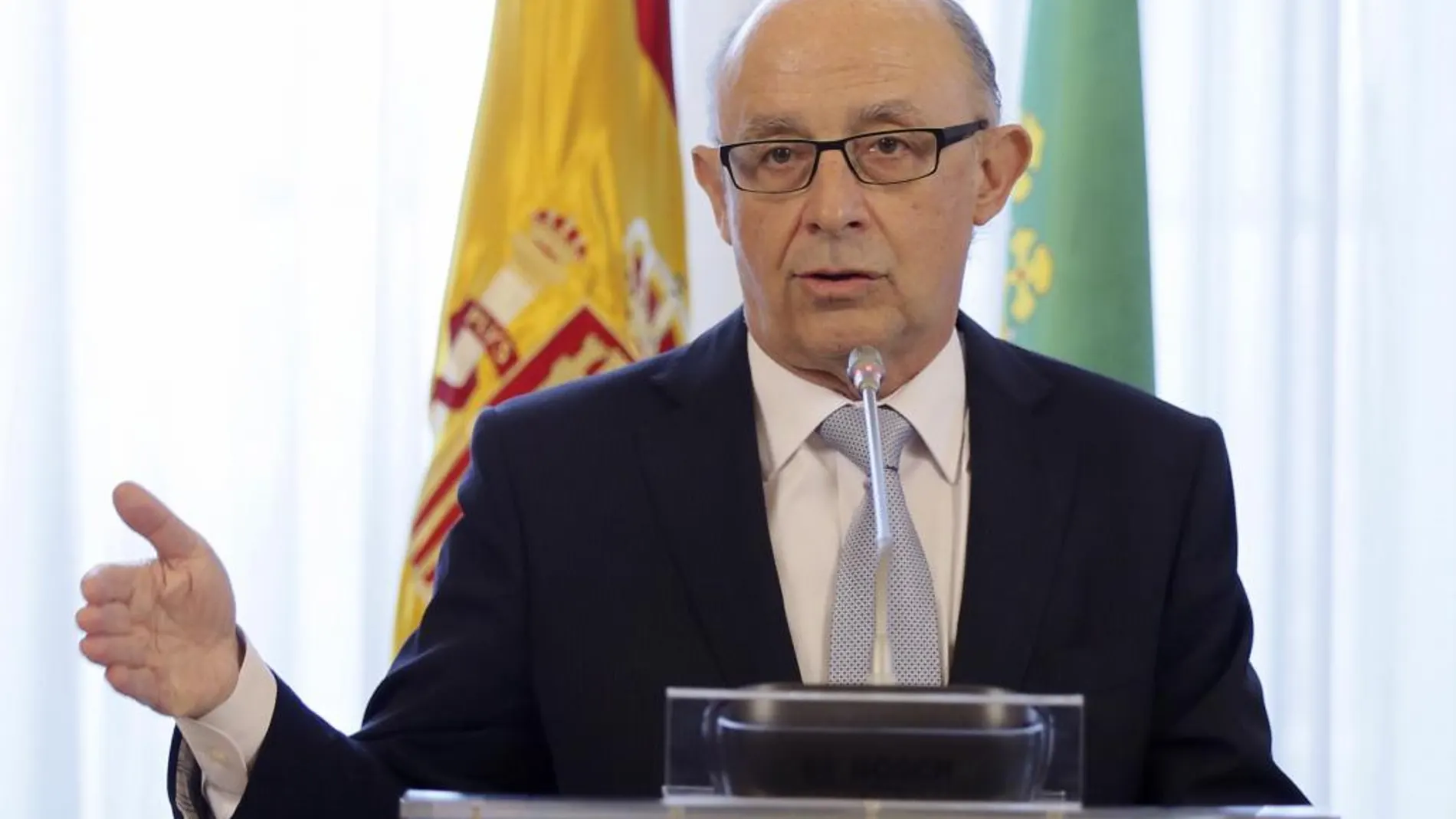 El ministro de Hacienda y Administraciones Públicas, Cristóbal Montoro,tras la firma de un protocolo entre el Estado y Extremadura
