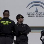 Agentes de la Guardia Civil retirando documentos del Centro Andaluz de Formación Integral de las Industrias del Ocio dentro de operación contra el fraude en los cursos de formación