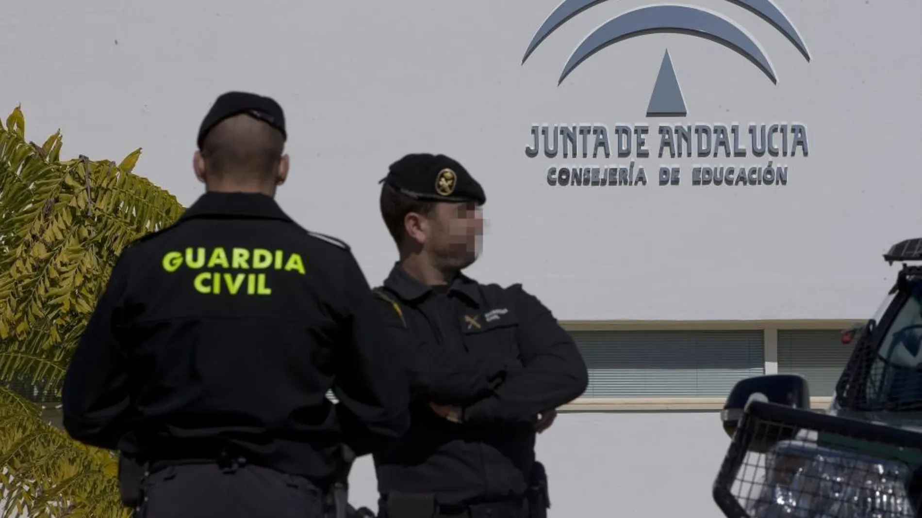 Agentes de la Guardia Civil retirando documentos del Centro Andaluz de Formación Integral de las Industrias del Ocio dentro de operación contra el fraude en los cursos de formación