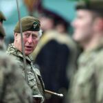 Fotografía de archivo tomada el 9 de febrero de 2018 que muestra al príncipe Carlos de Inglaterra inspeccionando a las tropas en Camp Wiltshire.