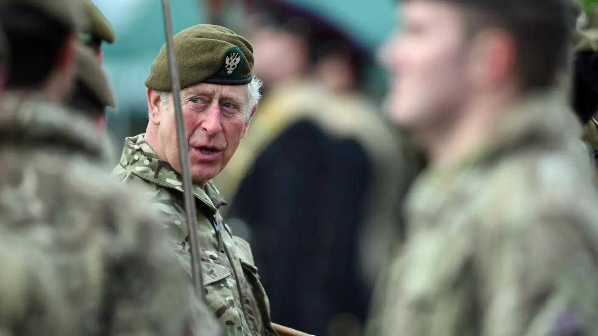 Fotografía de archivo tomada el 9 de febrero de 2018 que muestra al príncipe Carlos de Inglaterra inspeccionando a las tropas en Camp Wiltshire.